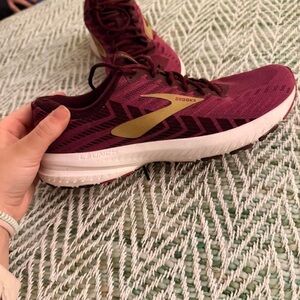 Brooks Launch Running Shoe Size 9 Burgundy